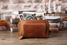 Load image into Gallery viewer, Leather dopp kit, Personalized groomsmen gift, leather dopp kit, mens leather toiletry bag, mens dopp kit, mens toiletry bag - EN LEATHER