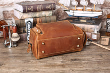 Load image into Gallery viewer, Leather dopp kit, Personalized groomsmen gift, leather dopp kit, mens leather toiletry bag, mens dopp kit, mens toiletry bag - EN LEATHER