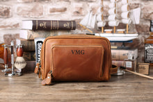 Load image into Gallery viewer, Leather dopp kit, Personalized groomsmen gift, leather dopp kit, mens leather toiletry bag, mens dopp kit, mens toiletry bag - EN LEATHER